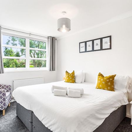 Niksa Serviced Accommodation - 3 Bedroom House เวลลินการ์เดนซิตี ภายนอก รูปภาพ