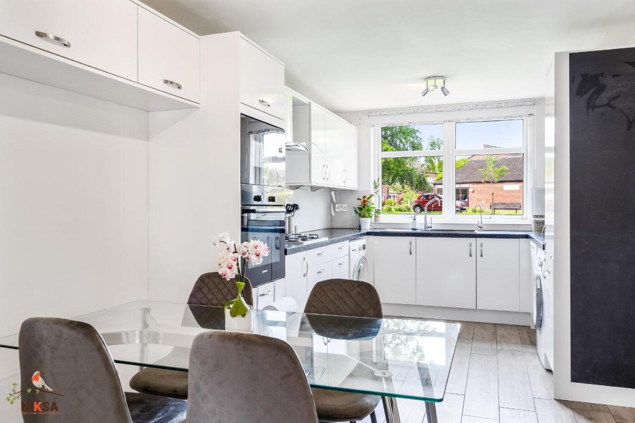 Niksa Serviced Accommodation - 3 Bedroom House เวลลินการ์เดนซิตี ภายนอก รูปภาพ