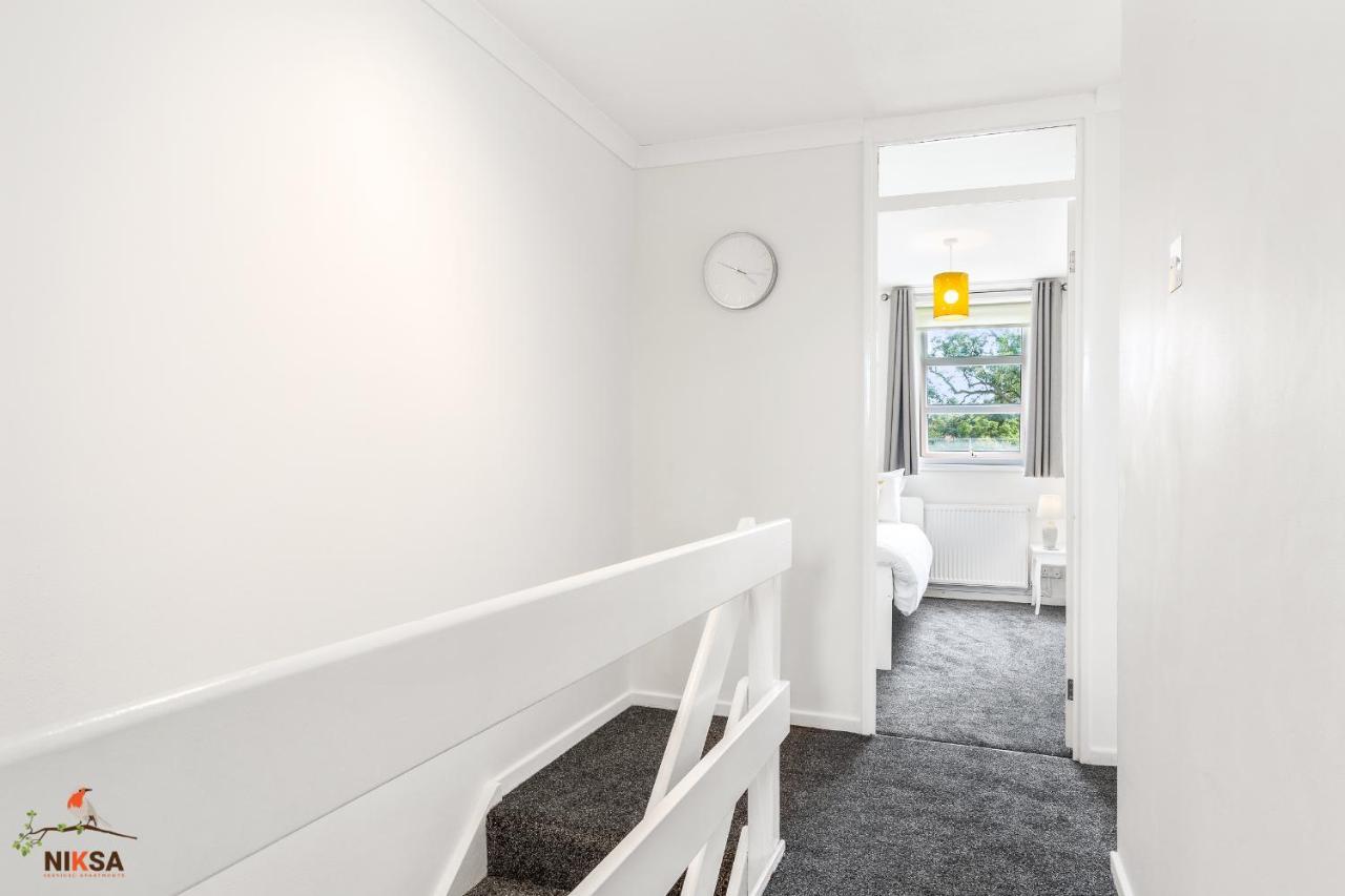 Niksa Serviced Accommodation - 3 Bedroom House เวลลินการ์เดนซิตี ภายนอก รูปภาพ
